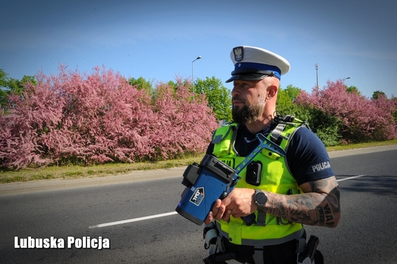 Policjant mierzy prędkość pojazdów
